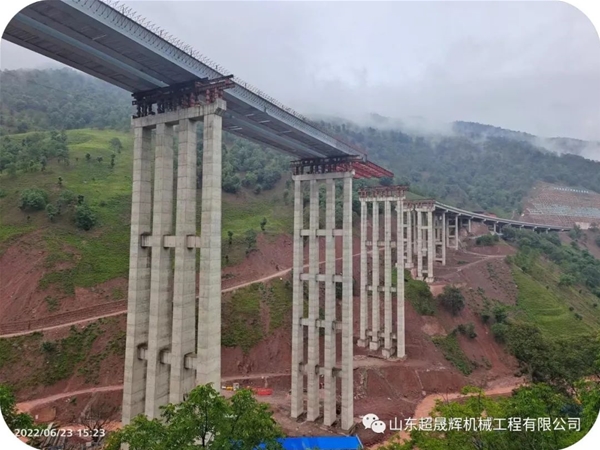山東超晟輝◆助力大漾云高速公路第三合同段甸底2號大橋鋼箱梁頂推及落梁工程