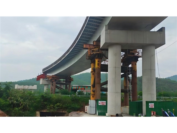 梧州-玉林-欽州公路蒼梧至容縣3標(biāo)鋼箱梁制作安裝