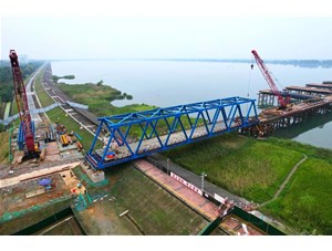 G328河谷二橋項目漢江庫區鋼棧橋頂推施工